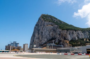 Cebelitarık, BOTC - BOTC - 06-03-2024: Modern binalar ve havaalanı alanıyla çevrili ikonik Cebelitarık Kayası.