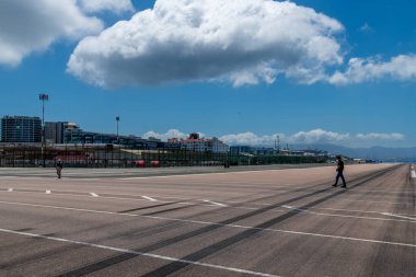 Cebelitarık, BOTC - BOTC - 06-03-2024: Cebelitarık havaalanı pisti, arka planda binalar ve gökyüzünde bulutlar.