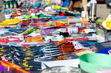 Guadix, Granada - İspanya - 01-24-2024: Bıçak, makas, kaşık ve mutfak aletleri, canlı ambalaj ve çeşitli renkli ev aksesuarları içeren bir masa.