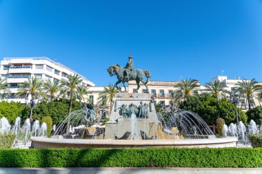 Plaza del Arenal 'deki binicilik heykeli, Jerez de la Frontera, birden fazla su jeti olan büyük bir çeşmeyle çevrili..