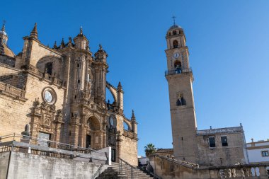 Jerez de la Frontera Katedrali 'nin yan görünüşü, süslü çan kulesinin altını çizmek ve görkemli girişe giden geniş bir merdiven.