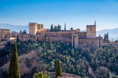 Granada, Granada - İspanya - 02-03-2024: Granada 'da kuleleri ve çevreleyen yeşil ağaçları olan Alhambra' nın panoramik manzarası.