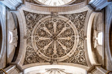 Granada, Granada - İspanya - 02-03-2024: Mezquita-Katedral de Cordoba 'nın tavanı, simetrik bir tasarım içinde ayrıntılı dekorasyonlar ve geometrik desenler içeriyor.