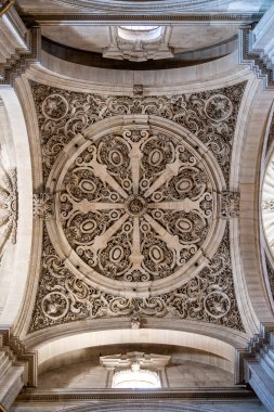 Granada, Granada - İspanya - 02-03-2024: Mezquita-Katedral de Cordoba 'da bir dekoratif kubbe, simetrik süsler ve karmaşık oymalarla zenginleştirilmiş.
