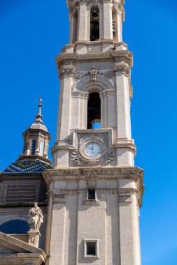 İspanya 'nın Zaragoza kentindeki Basilica del Pilar kulesine yakın çekim. Barok detaylar ve açık gökyüzüne karşı renkli bir kubbe sergileniyor..