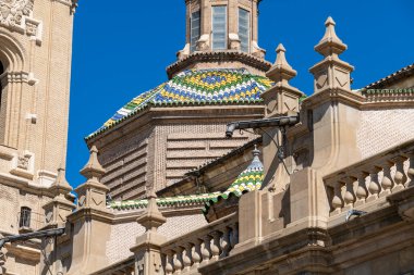 İspanya 'nın Zaragoza kentindeki Basilica del Pilar kubbesine yakın çekimde geometrik desenler ve mavi gökyüzü renkli fayanslar yer almaktadır..