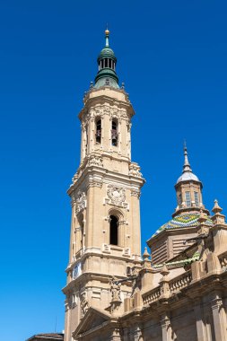 Zaragoza 'daki Basilica del Pilars çan kulesine yakın çekim, barok detaylar ve renkli geometrik bir kubbe.