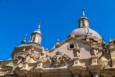 İspanya 'nın Zaragoza kentindeki Basilica del Pilars kubbesinin ve cephesinin yakın plan çekimlerinde barok ayrıntılar ve renkli mozaikler sergileniyor..