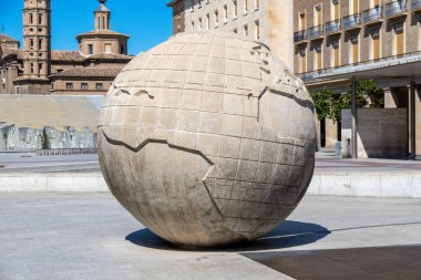 Zaragoza 'da halka açık bir meydanda taş küre heykeli, oymalı kıtalar ve bir şelale zemininin yer aldığı.