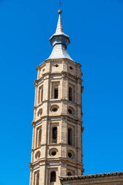 İspanya 'nın Zaragoza kentindeki Iglesia de San Juan de los Panetes' in tarihi çan kulesine yakın çekim..