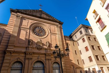 Valencia, Valencia - İspanya - 09-08-2021: Rosette pencereli, heykelleri, pilatörleri, rahatlatıcıları, feneri ve güneş ışığıyla mavi gökyüzüne karşı Basilica del Sagrat Cor cephesi.