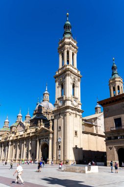 Saragossa, Saragossa - İspanya - 09-10-2021: Çan kulesi ve Zaragoza 'daki Bazilika del Pilar' ın kubbeleri, mozaikler ve mavi gökyüzüne karşı canlı detaylarla süslenmiş.