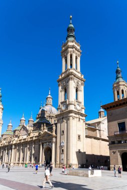 Saragossa, Saragossa - İspanya - 09-10-2021: İspanya 'nın Zaragoza kentindeki Bazilika del Pilar' ın panoramik manzarası, barok kulesi, renkli kubbeleri ve canlı kare şeklindeki görüntüsü.