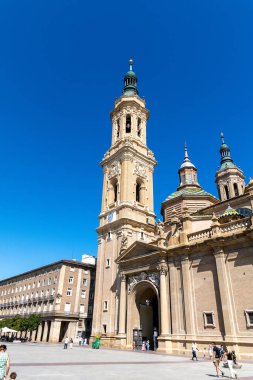 Saragossa, Saragossa - İspanya - 09-10-2021: İspanya 'nın Zaragoza kentindeki yükselen Bazilika del Pilar' a yakın plan, barok ayrıntıları ve açık gökyüzüne karşı renkli çatılar sergiliyor.