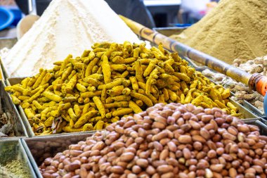 Fas pazarındaki sarı zerdeçal ve diğer baharatlar yığını.