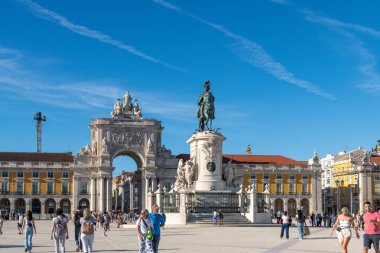 Lissabon, Lisboa - Portekiz - 09-30-2024: Lizbon 'da Kral 1. Jose heykeli, Rua Augusta Kemeri, sarı binalar, açık mavi gökyüzü ve yürüyen veya rahatlatan insanlarla birlikte Praca do Comercio.