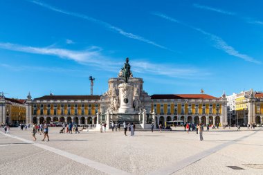 Lissabon, Lisboa - Portekiz - 09-30-2024: Lizbon 'da Kral I. Jose heykeli, sarı tarihi binalar, yürüyen insanlar ve açık mavi gökyüzü altındaki Rua Augusta Kemeri ile birlikte Praca do Comercio.