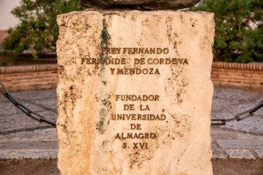Üzerinde Frey Fernando Fernandez de Cordova 'nın yazıtları olan taş levha, etrafı kaldırım taşları ve dekoratif zincirlerle çevrili..