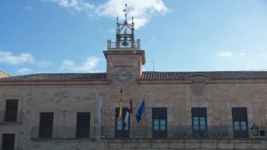 Almagro, Ciudad Real - İspanya - 10-09-2024: Almagro belediye binasının ön cephesinin üst kısmı, süslü püslü sahte detaylarla süslenmiş zarif bir kuleye sahip bir saat kulesi, bir çan,...