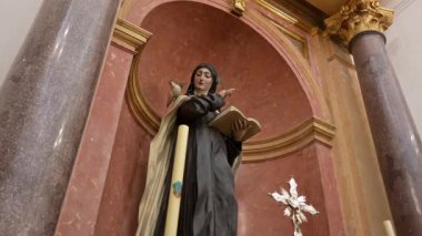 Cordoba, Cordoba - İspanya - 04-08-2024: Mezquita 'da kutsal bir heykel, altın madalyalar, gümüş şamdanlar ve mermer özellikleri gösteren ayrıntılı bir sunağı indir.