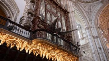 Cordoba, Cordoba - İspanya - 04-08-2024: Mezquita Organı altın-gümüş borular, ahşap oymalar, heykeller, sütunlar ve zengin dekore edilmiş katedrallerdeki yüksek tavanlar ile süslendi.