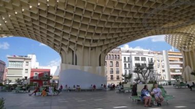 Sevilla, Sevilla - İspanya - 07-02-2024: Sevilles tarihi merkezindeki Metropol Şemsiyesi büyük, ahşap, beton ve çelik bir yapıdır..