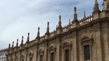 Seville Katedrali 'nin güney cephesinde soldan sağa doğru çevir; üst kısım görünür, Puerta del Princ' in üstündeki gül penceresinde son bulur