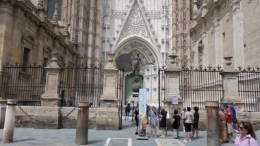 Sevilla, Sevilla - İspanya - 04-19-2024: Puerta del Principe, Seville Katedrali cephesini yükseltin; El Giraldillo 'nun çitinden ve bronz kopyasından gül penceresine ve top bataryasına