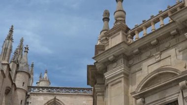 Sevilla, Sevilla - İspanya - 04-19-2024: Sevilla Katedrallerinin güney cephesinin üst kısmının solundan sağa doğru çevir, Plaza del Triunfo anıtı, anıtı, ağaçları görerek son buluyor