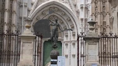 Sevilla, Sevilla - İspanya - 04-19-2024: Puerta del Principe cephesine yakın çekim tavası, Seville Katedrali; çit ve El Giraldillo heykelinden siperlere ve gül penceresine;