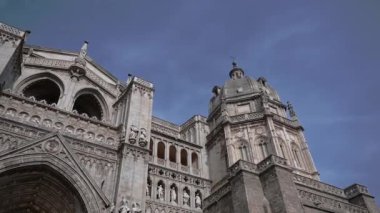 Puerta de Perdon 'un üstündeki Toledo Katedralleri' nin üst cephesinden sola dön, detayları göster, çan kulesinde son ver, kısmen gizli..