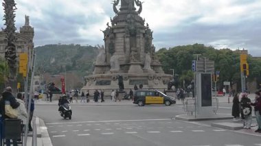 Barselona, Katalonya - İspanya - 01-06-2025: Kolomb Anıtı sütunu boyunca ilerleyen ve karmaşık heykellerini, ayrıntılı tabanını ve gökyüzünü işaret eden heykeli gösteren bir dönüm noktası.