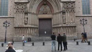 Barselona, Katalonya - İspanya - 01-06-2025: Santa Maria del Mar 'ın ön cephesinden yükselen dikey bir tava, kemerli girişini, gül penceresini, ikiz çan kulelerini ve taş ayrıntılarını gösteriyor.