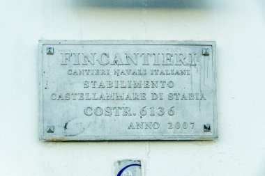 Barselona, Katalonya - İspanya - 01-10-2025: Kazınmış metal plaka, Castellammare di Stabia 'dan gelen 6136 numaralı gemi ve 2007 yılı tersane bilgilerini gösteriyor. Işık duvarına monte edilmiş.