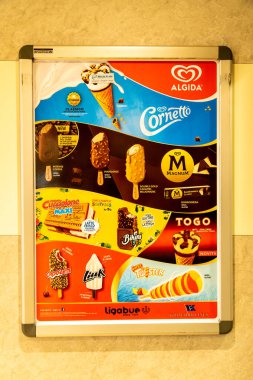 Barselona, Katalonya - İspanya - 01-10-2025: Bir Grimaldi feribotunun duvarına monte edilmiş Cornetto, Magnum ve diğerleri de dahil olmak üzere çeşitli Algida dondurma ürünlerini gösteren tanıtım afişi.
