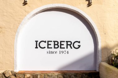 Porto Cervo - Sardinien - Italien - 02-22-2025: Porto Cervo, Sardinya 'da Iceberg mağazası, beyaz kemerli panel, siyah logo markası ve 1974 yılından beri kuruluş yılı.