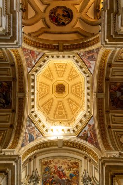 Cagliari - Sardinien - Italien - 03-11-2025: Cattedrale di Santa Maria Assunta ve Santa Cecilia 'nın Tavan Kubbesi, altın tonlarıyla, İncil' e ait sahneler ve zengin dekore edilmiş mimari çerçeveler.