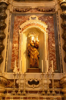Cagliari - Sardinien - Italien - 03-11-2025: Cattedrale di Santa Maria Assunta ve Santa Cecilia 'daki Bakire Meryem ve çocuğunun altın heykeli.