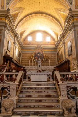 Oristano - Sardinien - Italien - 03-03-2025: Oristano 'daki Santa Maria Assunta Katedrali' nin ana sunağı mermer merdivenler, süslü korkuluklar, altın boyalı tavan ve dini sanat eserleri.