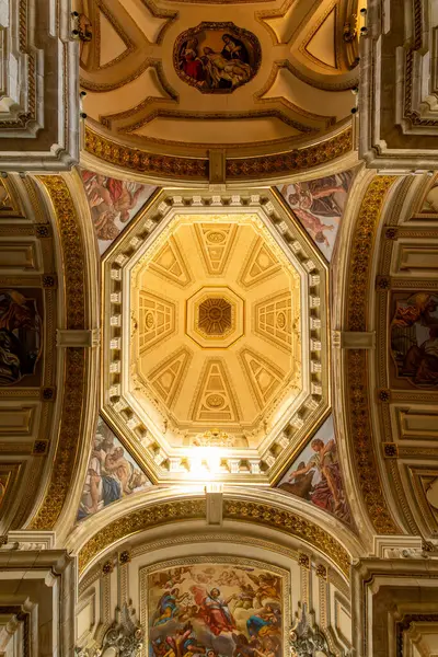 Cagliari - Sardinien - Italien - 03-11-2025: Cattedrale di Santa Maria Assunta ve Santa Cecilia 'nın Tavan Kubbesi, altın tonlarıyla, İncil' e ait sahneler ve zengin dekore edilmiş mimari çerçeveler.