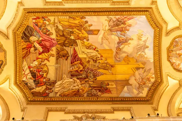 Cagliari - Sardinien - Italien - 03-11-2025: Cattedrale di Santa Maria Assunta e Santa Cecilia 'daki tavan freski, altın çerçeveli ve figürlü dramatik bir İncil sahnesi.