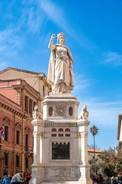 Oristano - Sardinien - Italien - 03-03-2025: Aslan heykelleriyle Eleonora dArborea 'nın mermer heykeli, Sardinya' nın orta meydanında, mavi gökyüzünün altında yer almaktadır..