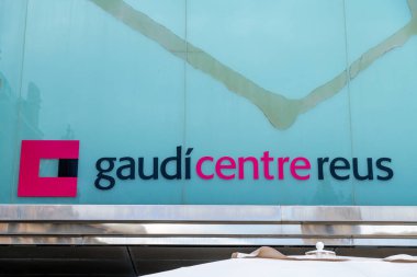 Reus, Katalonya - İspanya - 01-03-2025: Gaudi Centre Reus, merkezin logosunun Antoni Gaud 'un mirasına adanmış cesur bir tipografisine sahip modern cam bir cepheye sahip..