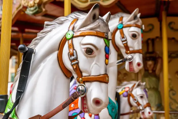 Reus, Katalonya - İspanya - 01-03-2025: Süslü bir dizgin, renkli bir eyer ve geleneksel bir atlıkarıncaya karşı hazırlanmış süslemeli beyaz bir atlıkarıncaya yakın plan.