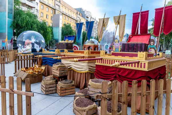 Reus, Katalonya - İspanya - 01-03-2025: Ortaçağ temalı süslemeler, renkli afişler, baharat ve fındık dolu ahşap sandıklar ve açık bir hazine sergisi