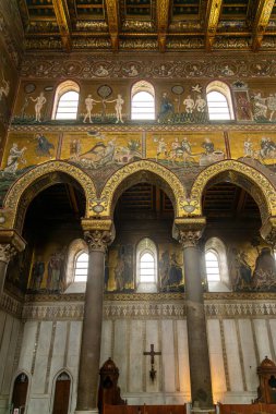 Monreale - Sizilien - Italien - 03-18-2025: Monreale Katedrali 'nin iç manzarası ayrıntılı altın mozaikleri, kemerli sütunları, İncil sahneleri ve din adamlarının pencerelerini gösteriyor.