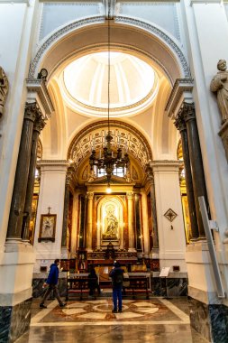 Palermo - Sizilien - Italien - 03-18-2025: Palermo Katedrali 'ndeki bir şapele bakın bir heykel sunağı, kubbe tavanını, sütunları ve ön planda ziyaretçileri gösteriyor.