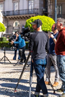 Palermo - Sizilien - Italien - 03-18-2025: Palermo, Sicilya 'da gündüz çekimleri sırasında birden fazla operatör ve teknik ekipmanla birlikte profesyonel kameralar kullanan film ekibi.