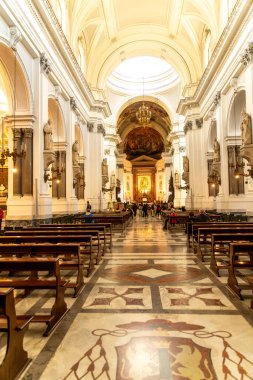 Palermo - Sizilien - Italien - 03-18-2025: Palermo Katedrali 'nin iç manzarası yüksek kemerleri, mermer zeminleri, avizeleri ve koridorda yürüyen ziyaretçilerin olduğu heykelleri gösteriyor.