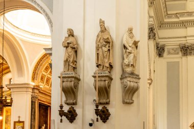 Palermo - Sizilien - Italien - 03-18-2025: Aziz Cosmas, Benedict ve Jerome 'un üç heykeli Palermo katedralinin duvarlarını ayrıntılı heykel çalışması ve dini simgelerle süslüyor..